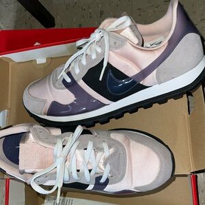 Nike V Love Ox Size 11.5 women’s, 10 men’s